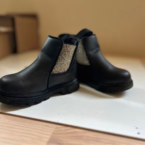 Native Kensington Treklite Chelsea boot. Children’s size 6 C6
